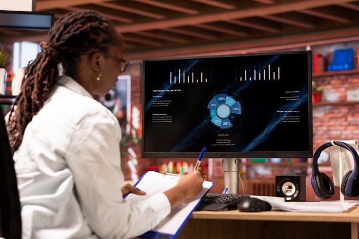 What's the Difference Between Data Analyst vs. Data Scientist